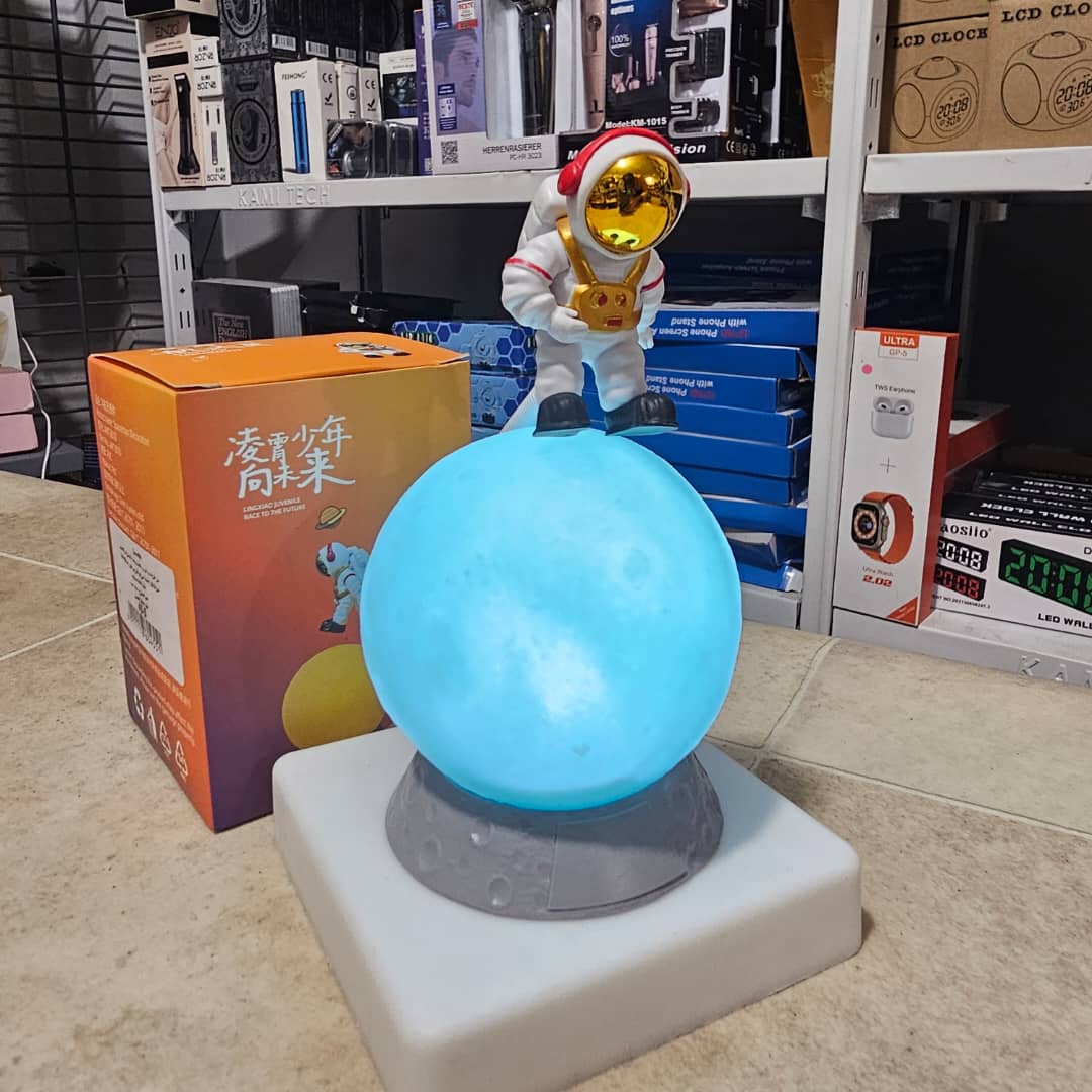 مصباح ليلي LED ثلاثي الأبعاد بتصميم رائد فضاء قابل للشحن عبر USB