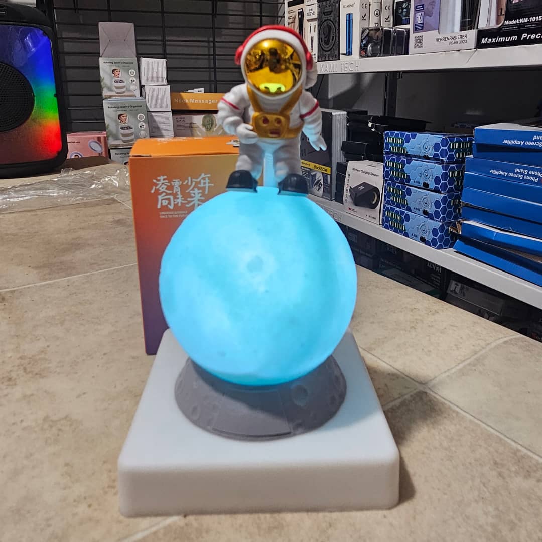 مصباح ليلي LED ثلاثي الأبعاد بتصميم رائد فضاء قابل للشحن عبر USB