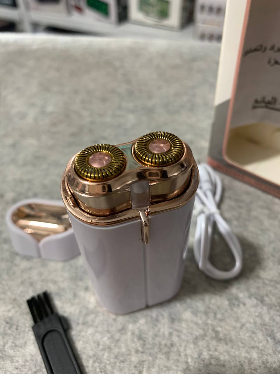 جهاز إزالة الشعر الكهربائي غير المؤلم مع إضاءة LED للذقن والشفة العليا