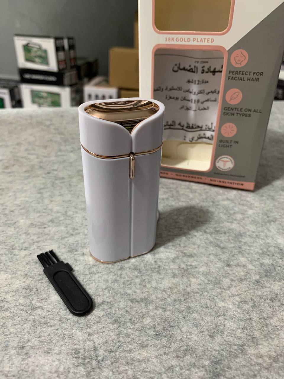 جهاز إزالة الشعر الكهربائي غير المؤلم مع إضاءة LED للذقن والشفة العليا