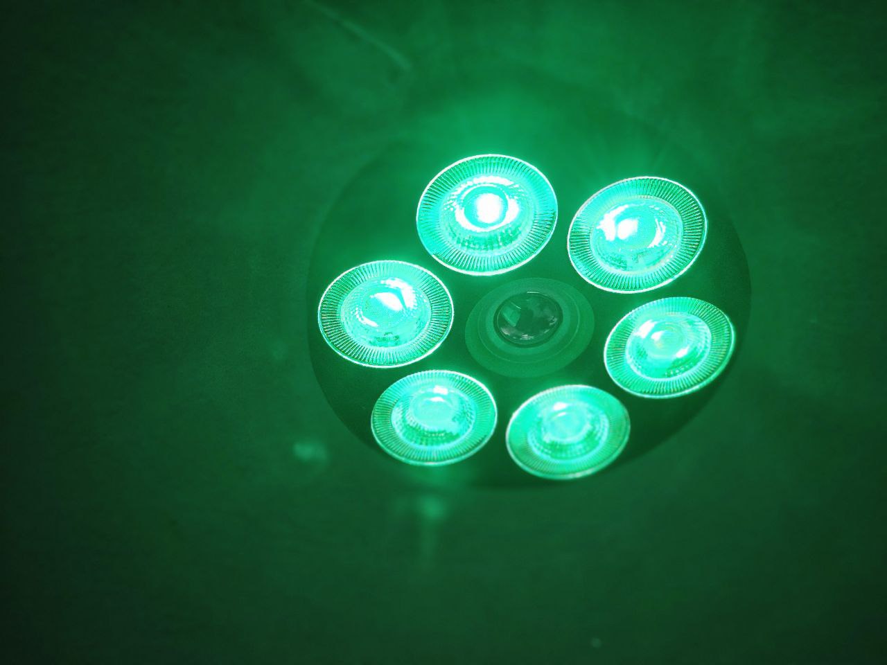 جهاز عرض ضوئي صوتي 4 في 1 RGB+W مع بلوتوث وتأثير وميض