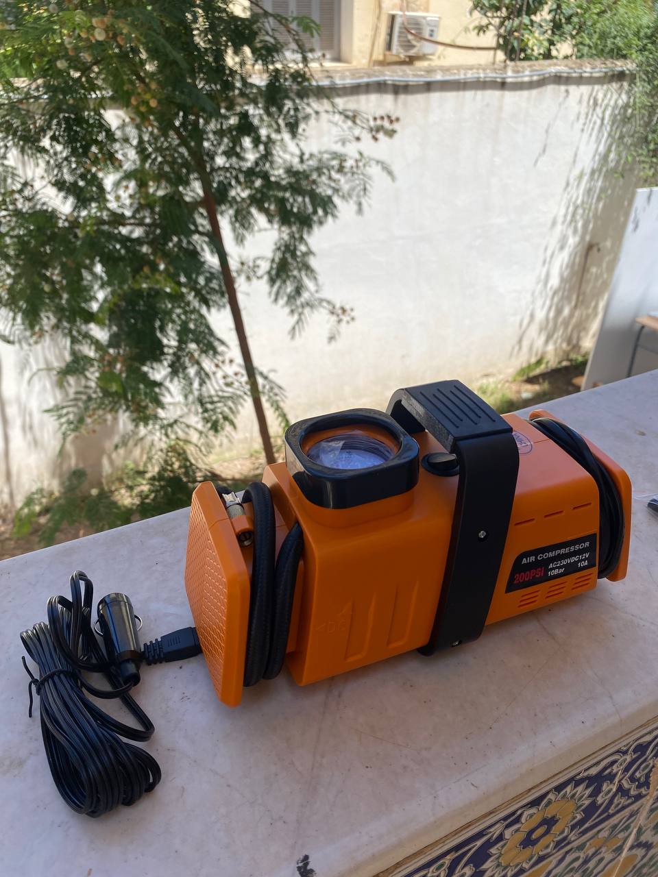 Dual adapter air compressor 220V/12V - 200 PSI - Orange