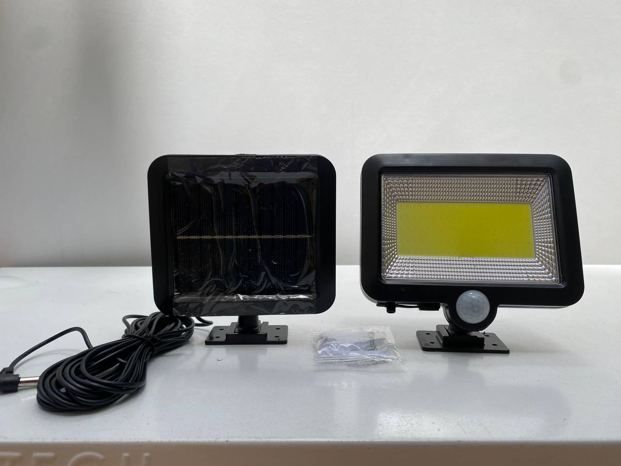 مصباح كشاف شمسي LED مع مستشعر حركة 5 واط IP44