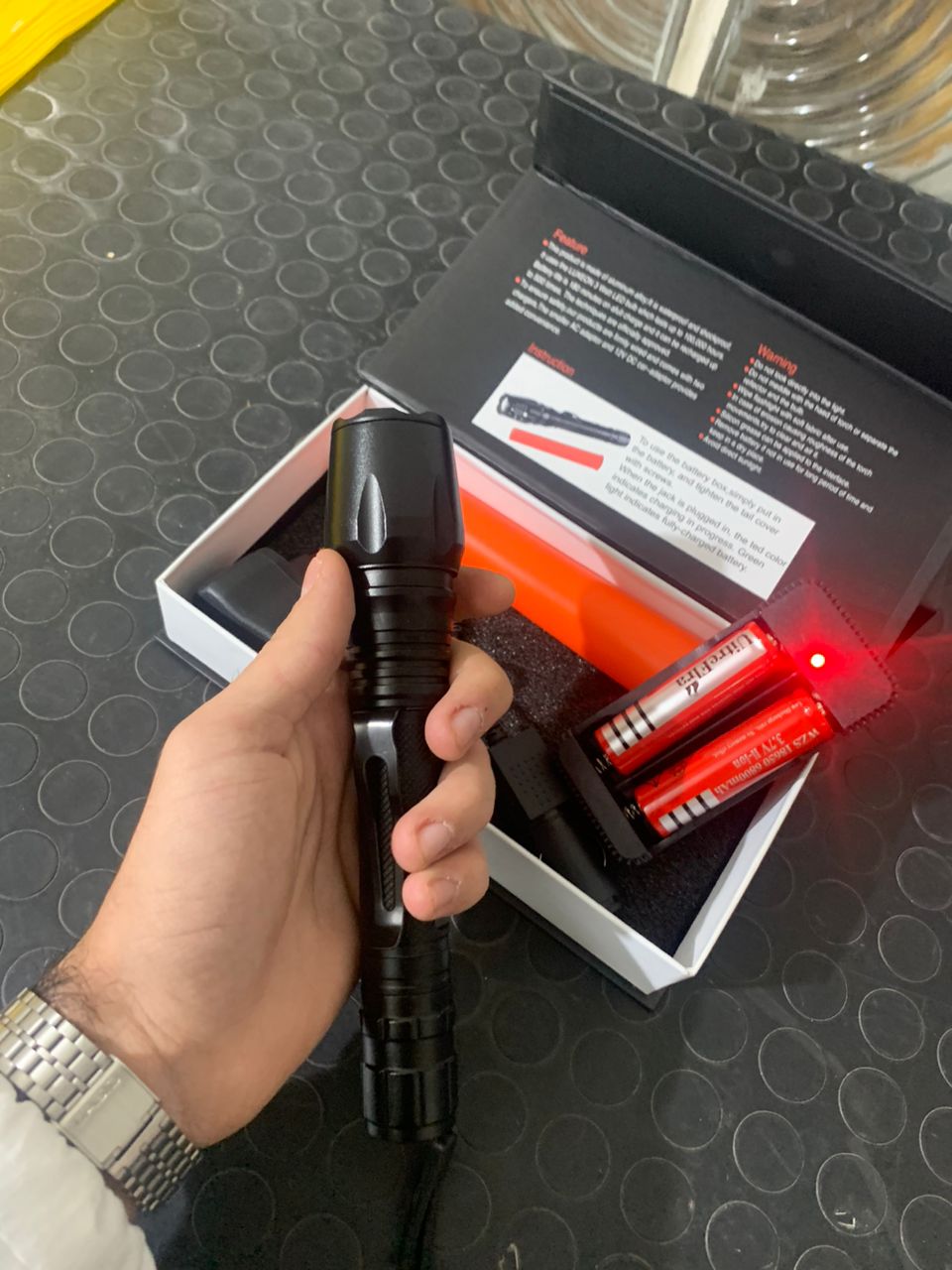Lampe torche tactique Swat 18000 lumens IP65 avec 2 batteries rechargeables