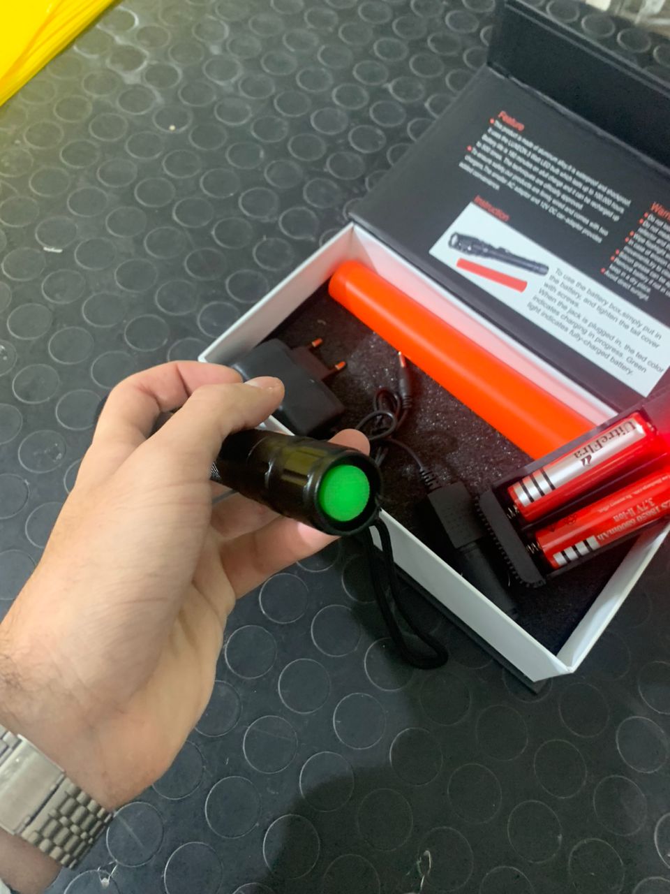 Lampe torche tactique Swat 18000 lumens IP65 avec 2 batteries rechargeables