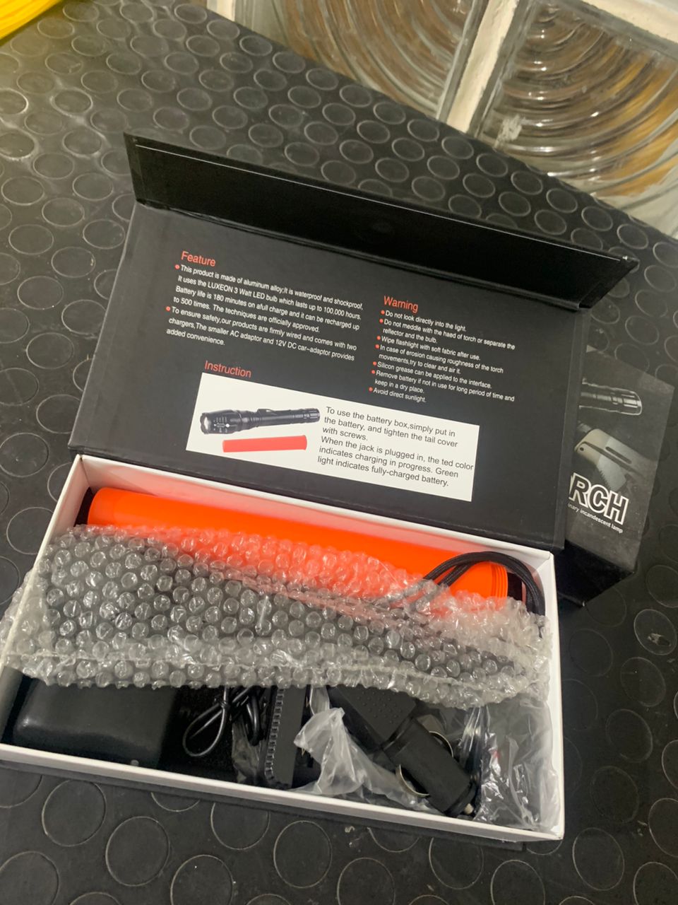 Lampe torche tactique Swat 18000 lumens IP65 avec 2 batteries rechargeables