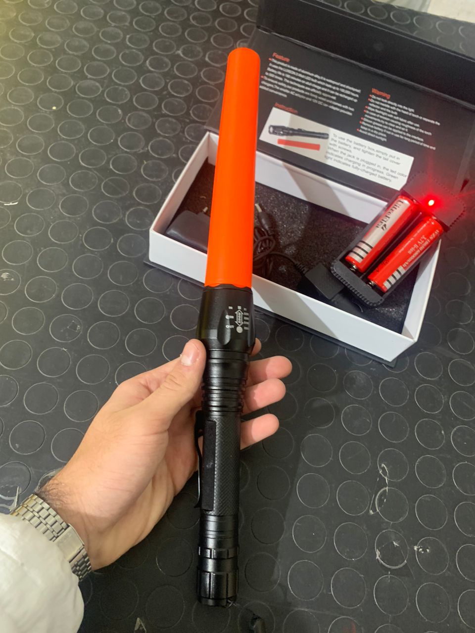Lampe torche tactique Swat 18000 lumens IP65 avec 2 batteries rechargeables