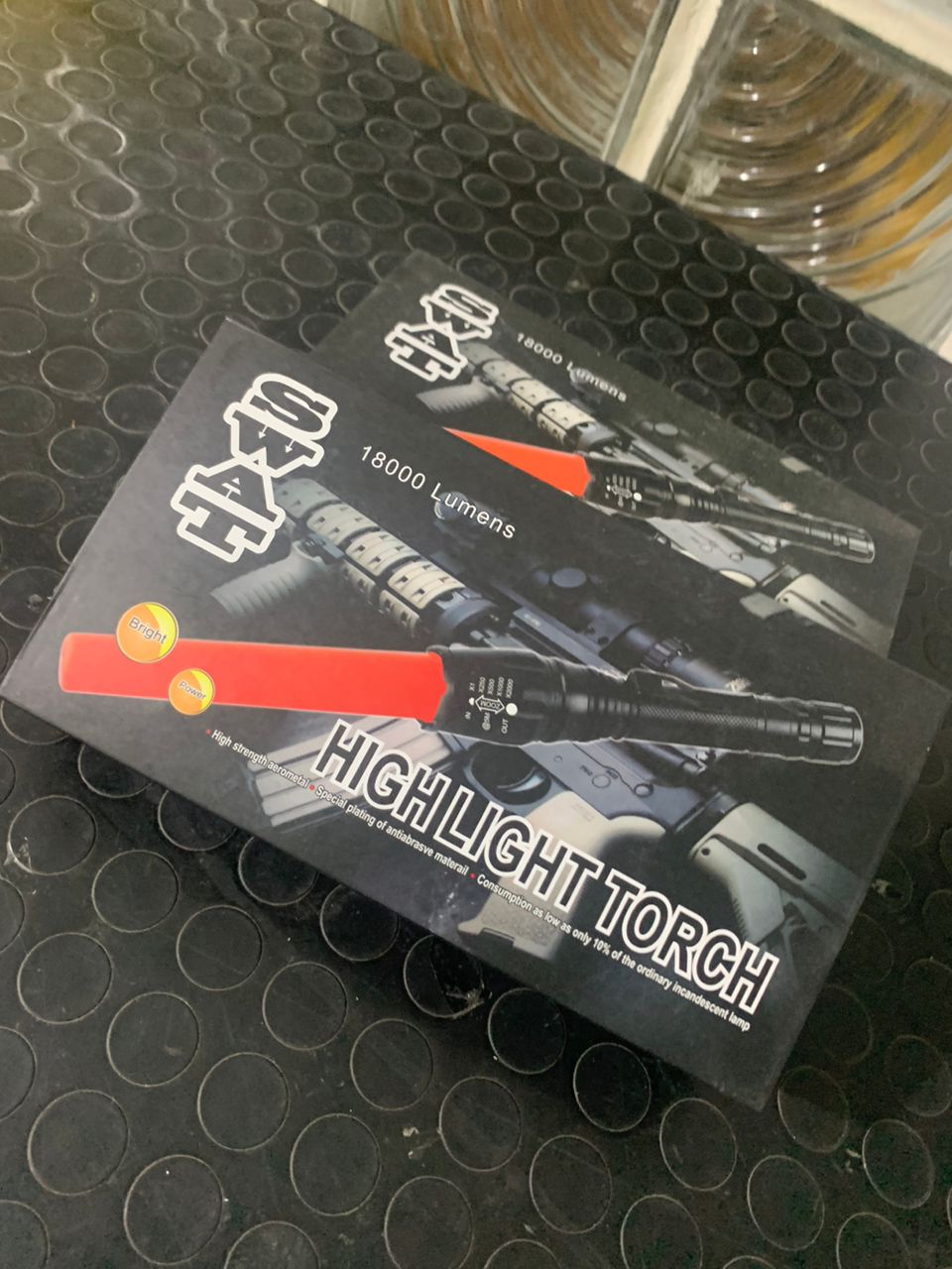 Lampe torche tactique Swat 18000 lumens IP65 avec 2 batteries rechargeables