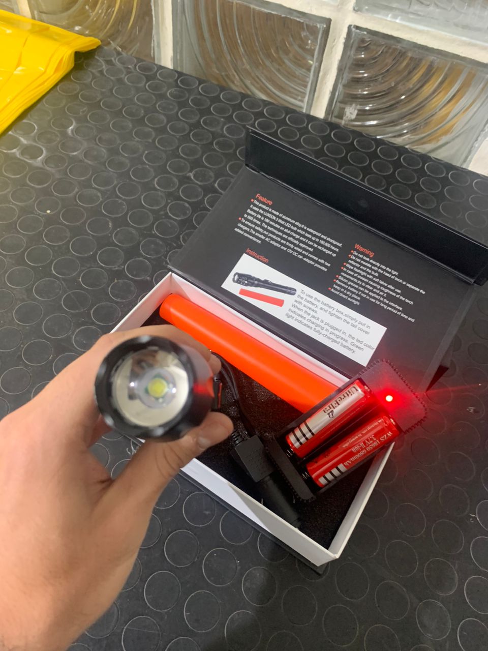 Lampe torche tactique Swat 18000 lumens IP65 avec 2 batteries rechargeables