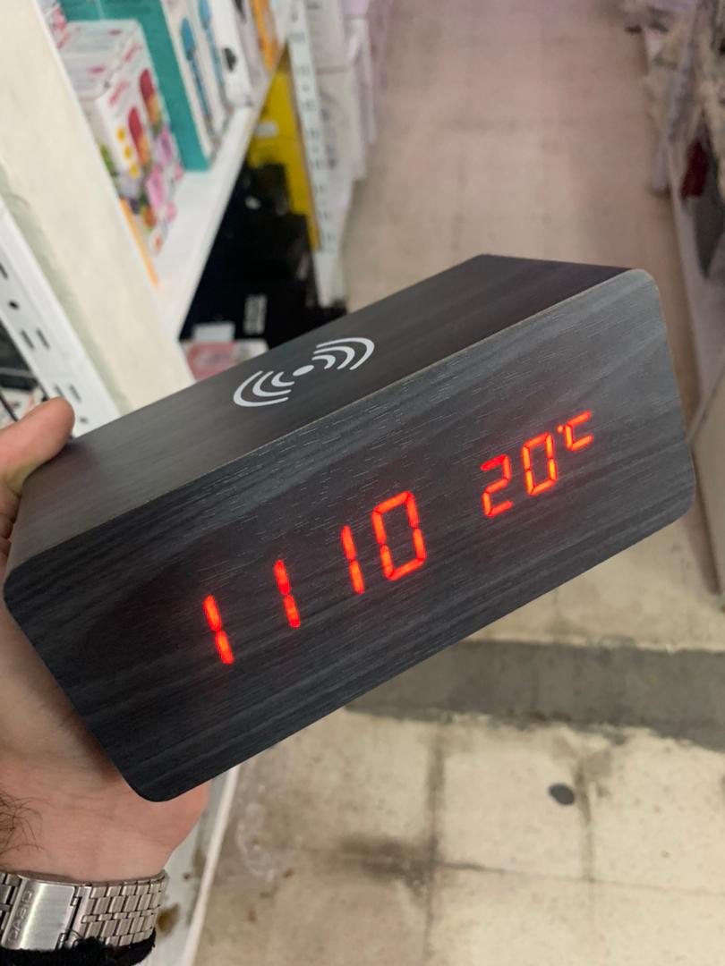 Réveil numérique de bureau en bois avec chargeur sans fil Qi