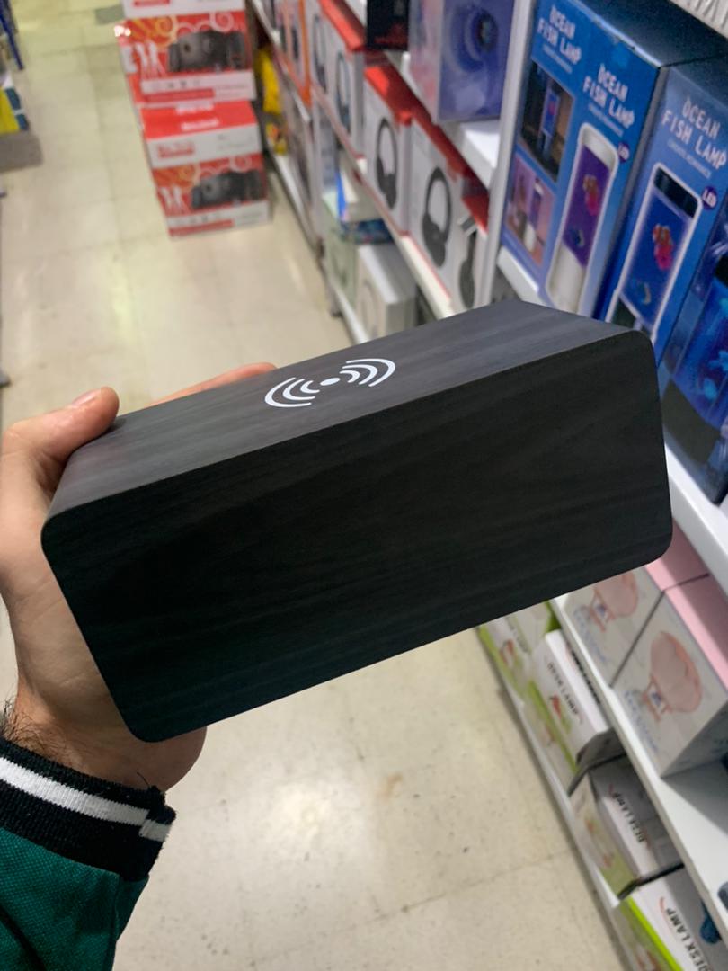 Réveil numérique de bureau en bois avec chargeur sans fil Qi
