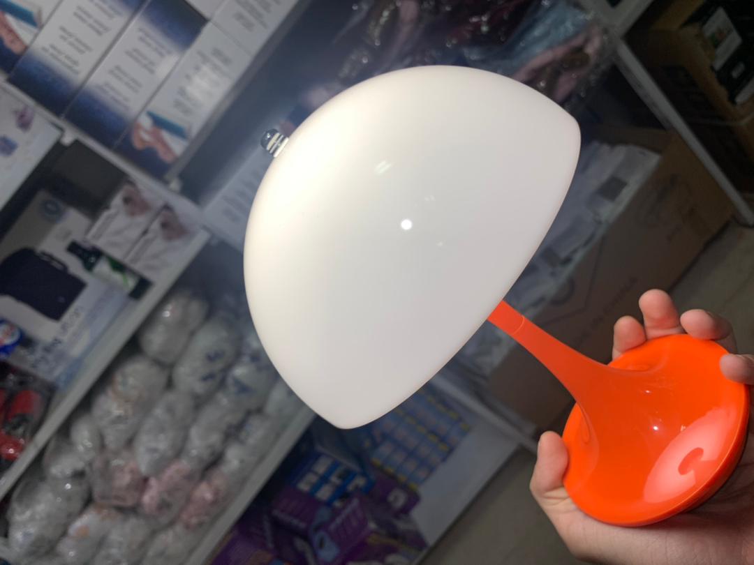 مصباح طاولة LED بتصميم فطر
