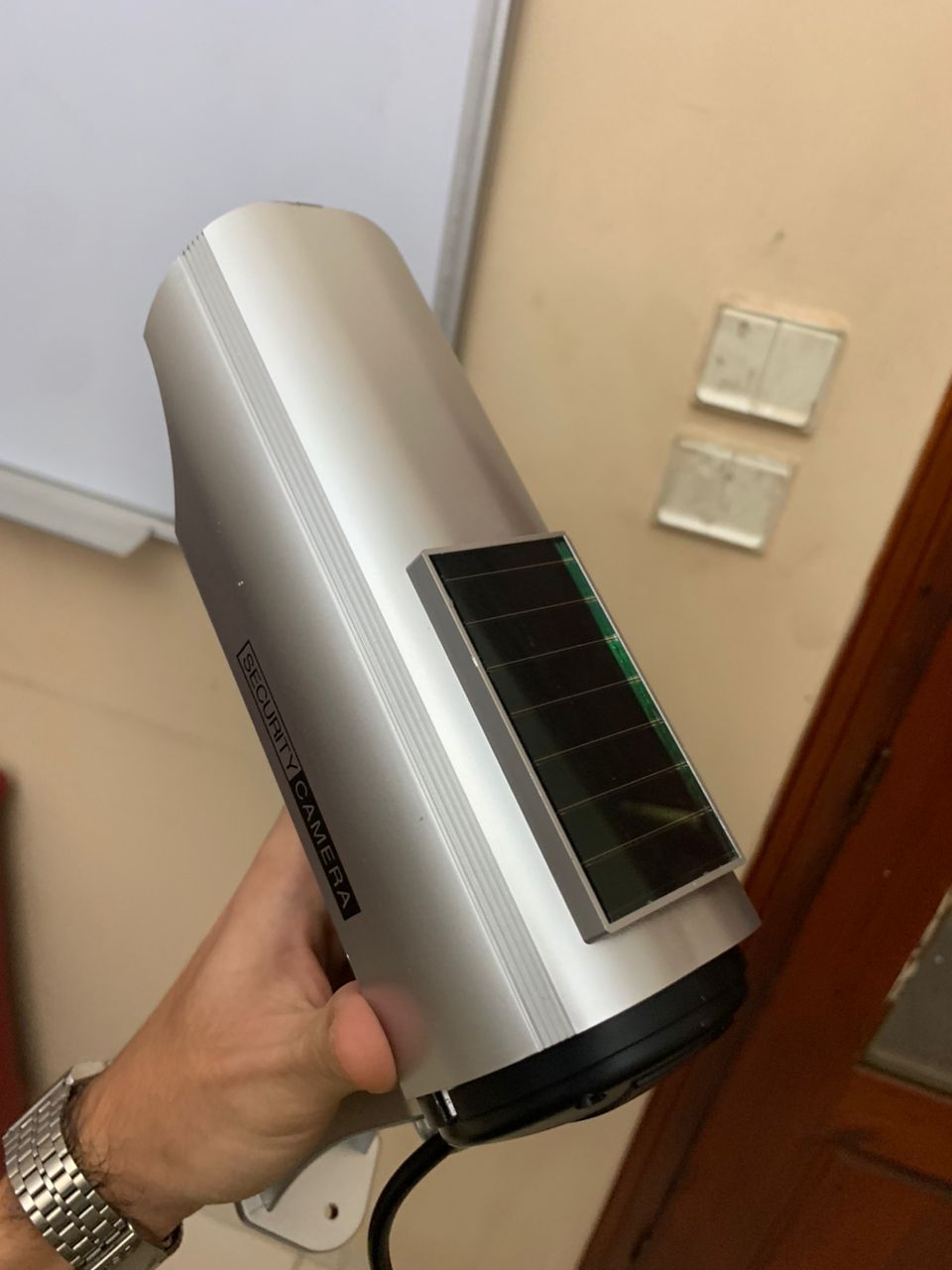كاميرا مراقبة وهمية تعمل بالطاقة الشمسية مع ضوء LED أحمر