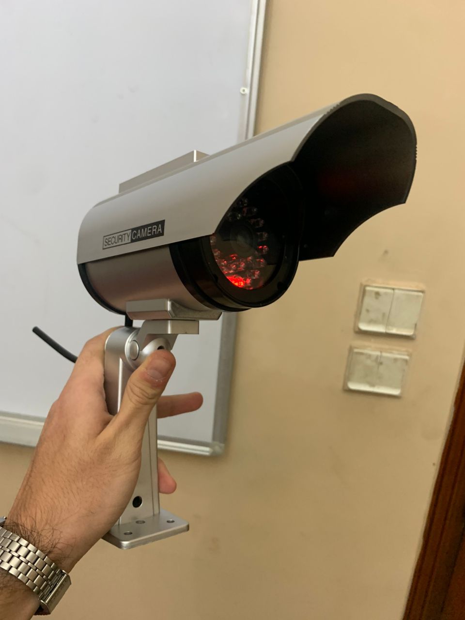 كاميرا مراقبة وهمية تعمل بالطاقة الشمسية مع ضوء LED أحمر