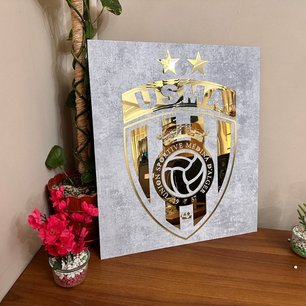 إطار أكريليك بتأثير مرآة ذهبية بتصميم نادي اتحاد العاصمة