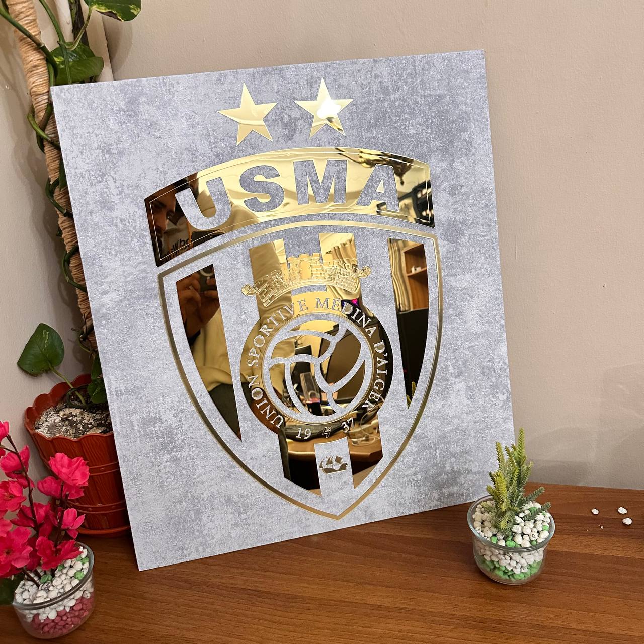 إطار أكريليك بتأثير مرآة ذهبية بتصميم نادي اتحاد العاصمة