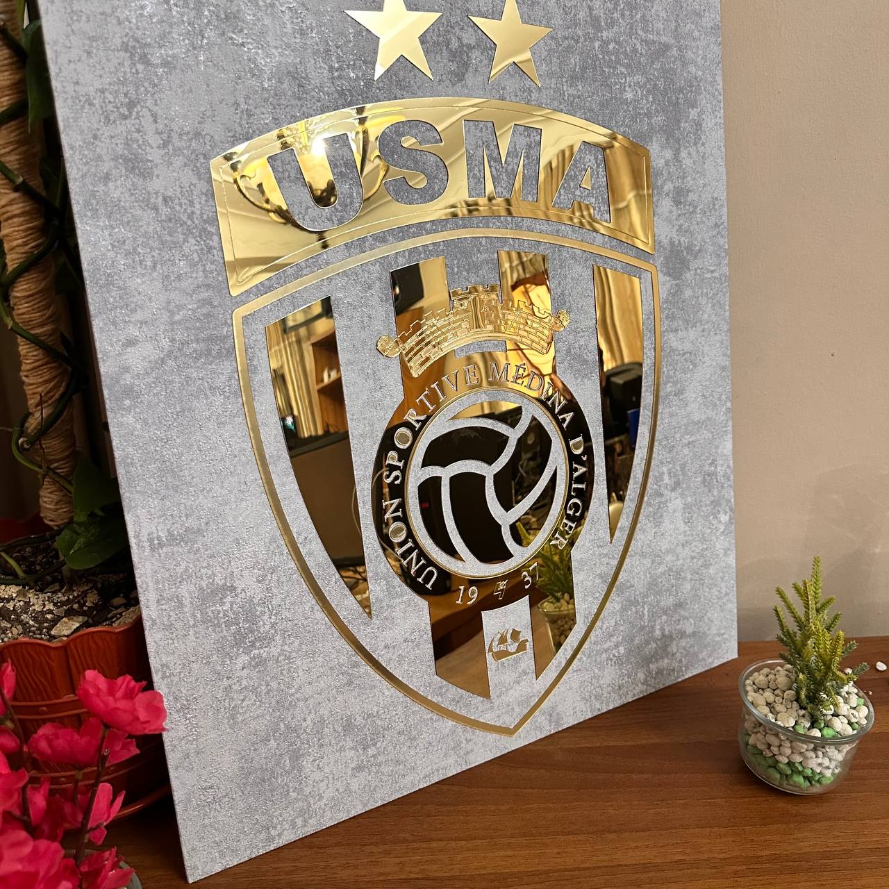 إطار أكريليك بتأثير مرآة ذهبية بتصميم نادي اتحاد العاصمة