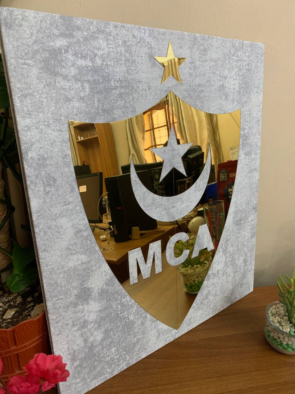 إطار أكريليك بتأثير مرآة ذهبية بنقش MCA Club