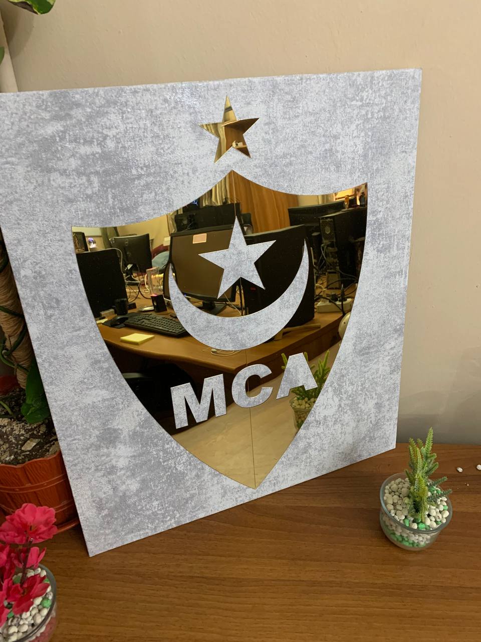 إطار أكريليك بتأثير مرآة ذهبية بنقش MCA Club