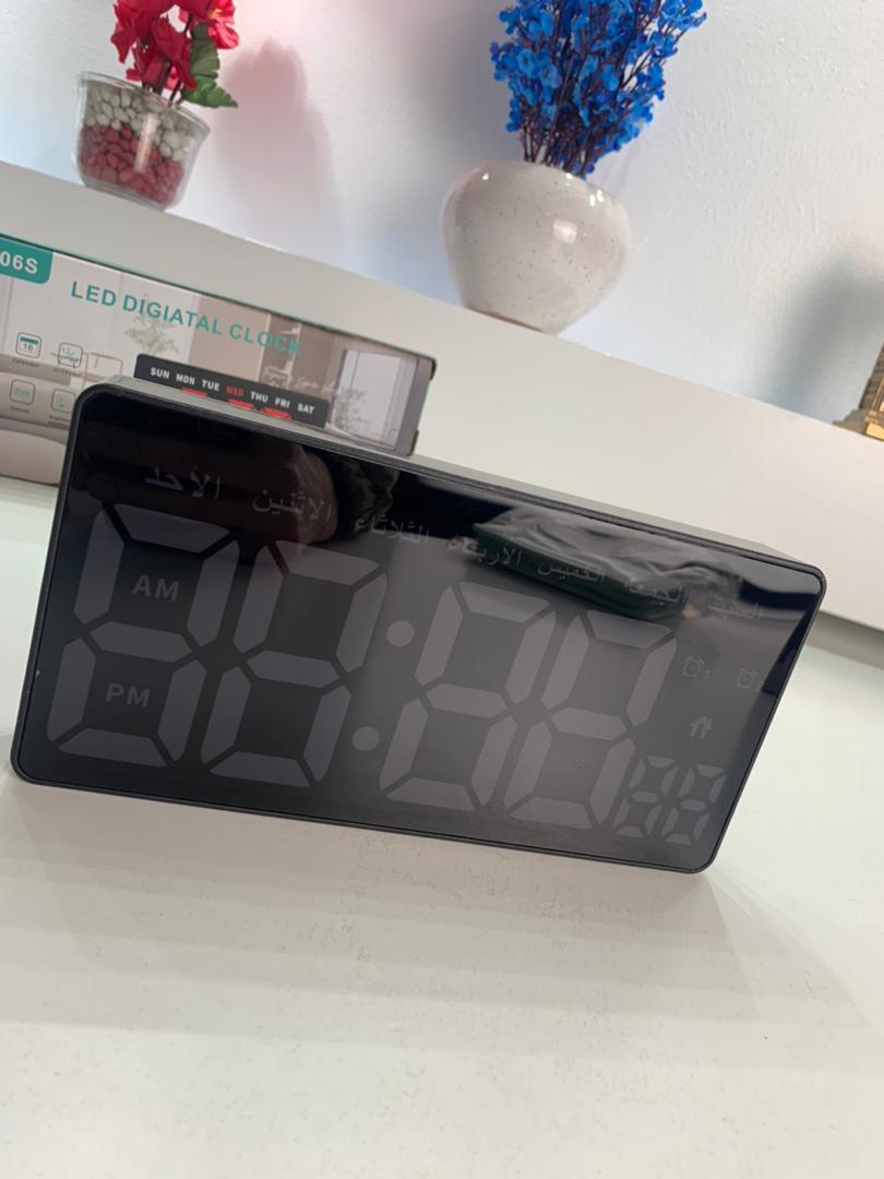 Horloge murale numérique LED en arabe avec jour et date