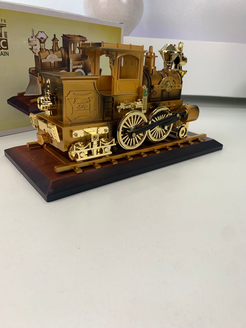 Boîte à musique locomotive mobile en bronze