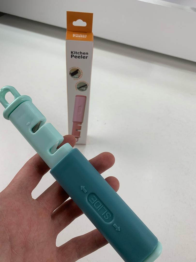 Éplucheur à légumes 3 en 1 avec Aiguiseur Couteaux – أداة تقشير الخضر مع مسن سكاكين