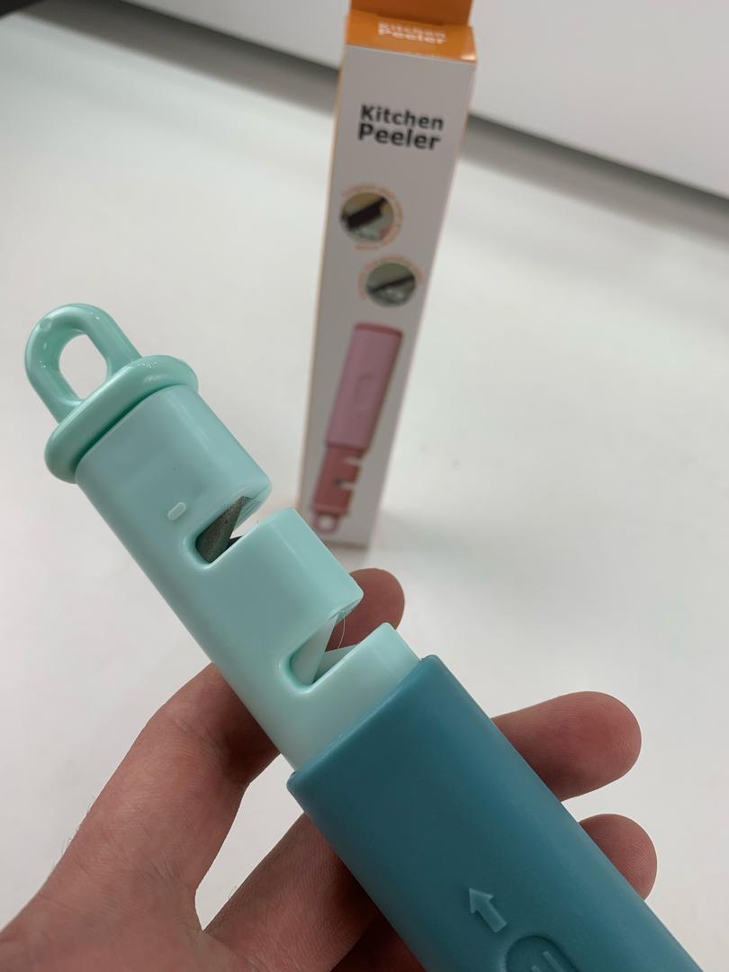 Éplucheur à légumes 3 en 1 avec Aiguiseur Couteaux – أداة تقشير الخضر مع مسن سكاكين