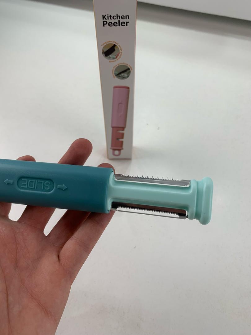 Éplucheur à légumes 3 en 1 avec Aiguiseur Couteaux – أداة تقشير الخضر مع مسن سكاكين