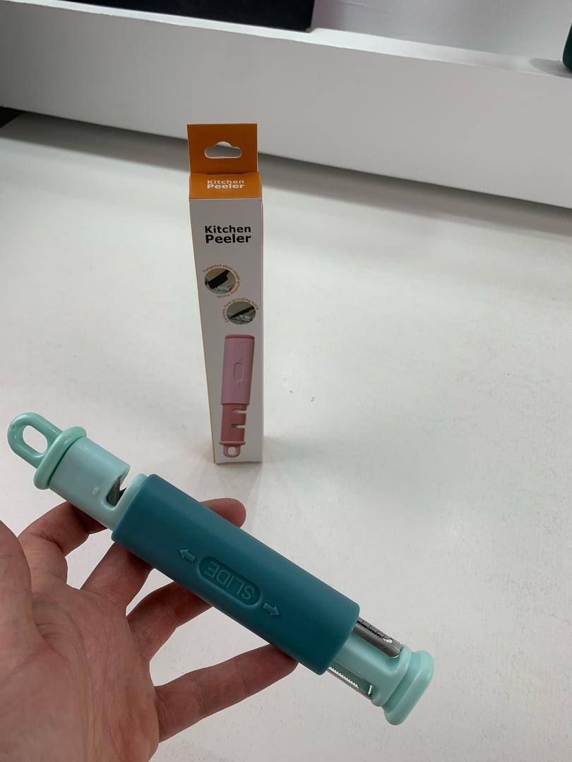 Éplucheur à légumes 3 en 1 avec Aiguiseur Couteaux – أداة تقشير الخضر مع مسن سكاكين