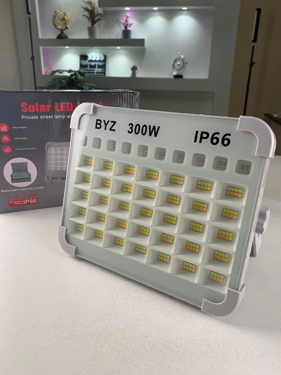 مصباح LED شمسي محمول وقابل للشحن 300 واط مغناطيسي