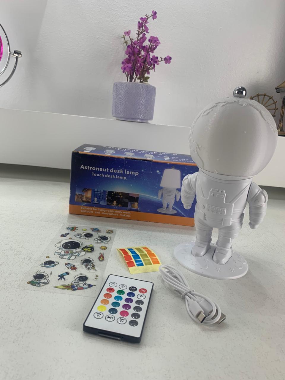 مصباح رائد فضاء قمري LED بـ 16 لوناً مع جهاز تحكم