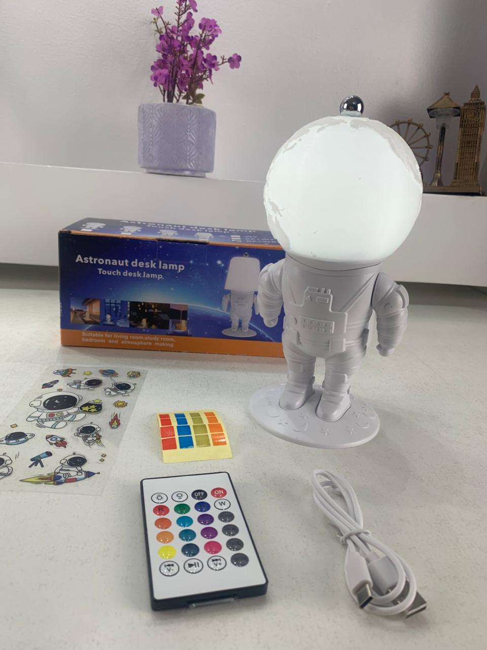 مصباح رائد فضاء قمري LED بـ 16 لوناً مع جهاز تحكم
