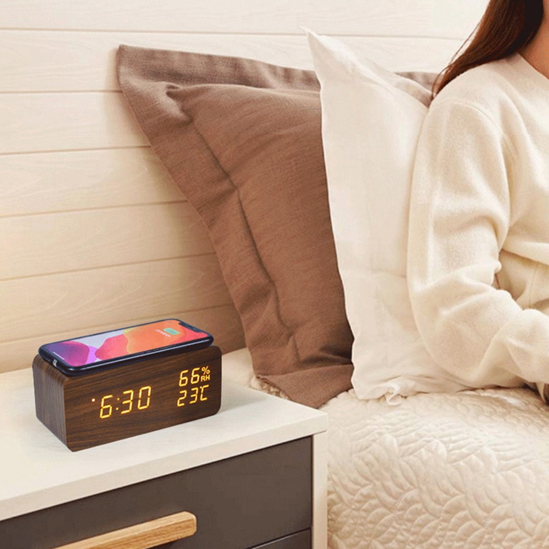 Réveil numérique de bureau en bois avec chargeur sans fil Qi
