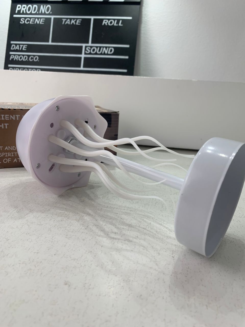 مصباح قنديل البحر RGB قابل للشحن مع مستشعر لمس وأرجل راقصة