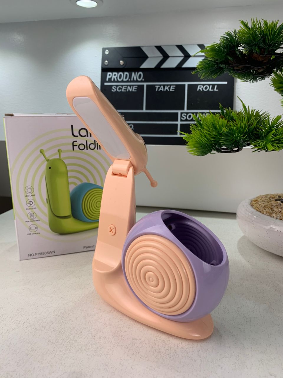 Snail LED desk lamp with pen holder