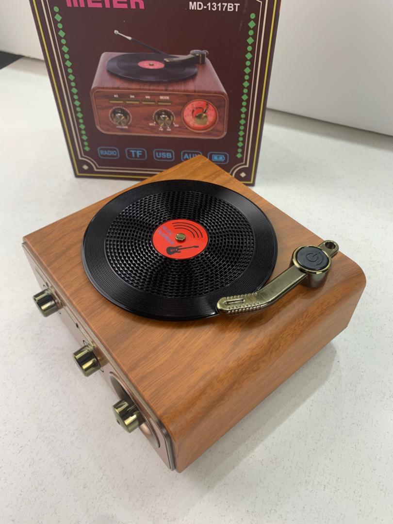 Vintage style wireless Bluetooth speaker and radio