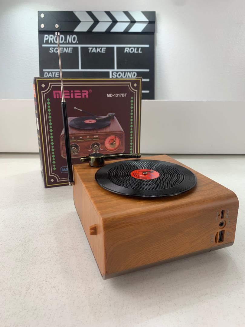 Vintage style wireless Bluetooth speaker and radio